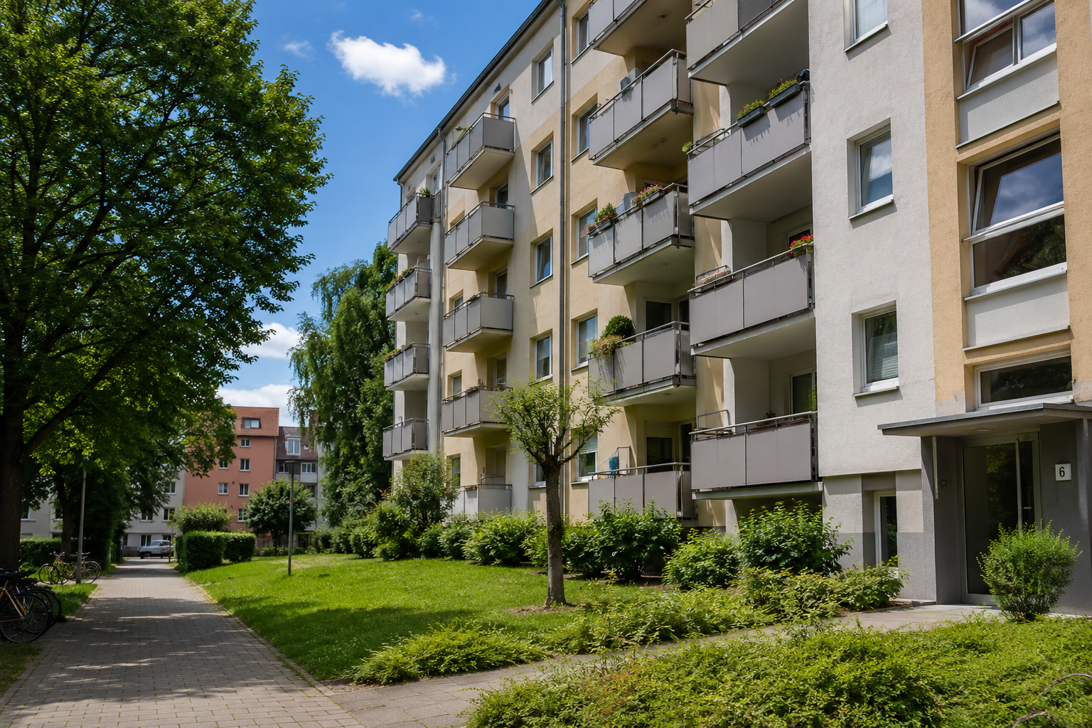Mehrfamilienhaus mit gepflegter Grünanlage